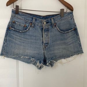 Levi’s 501 jeans shorts light wash Size 27